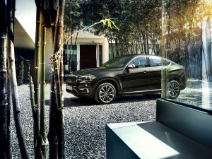 BMW X6 - Miami 01 is a car look composing by Schalterhalle post production and Tobias Winkler - Retouching Munich.