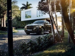 BMW X6 - Miami 09 is a car look composing by Schalterhalle post production and Tobias Winkler - Retouching Munich.